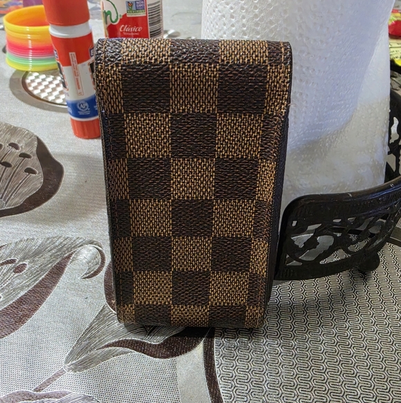 Louis Vuitton Holder - Picture 2 of 9